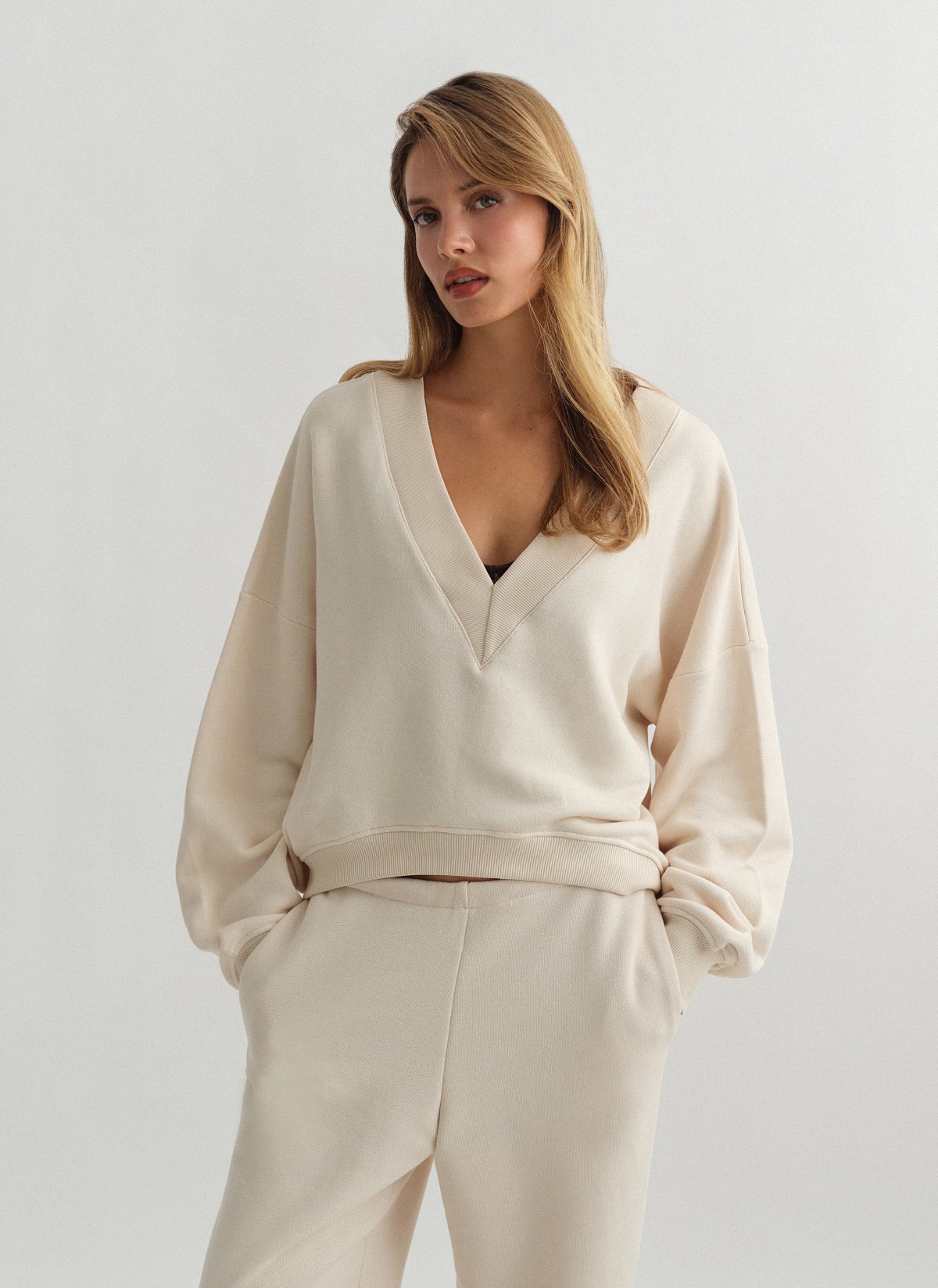 Γυναικείο μακρυμάνικο φούτερ με λαιμόκοψη V