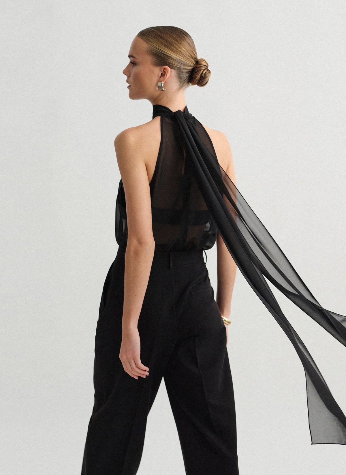 Γυναικεία αμάνικη ημιδιάφανη halter μπλούζα με δέσιμο στο λαιμό