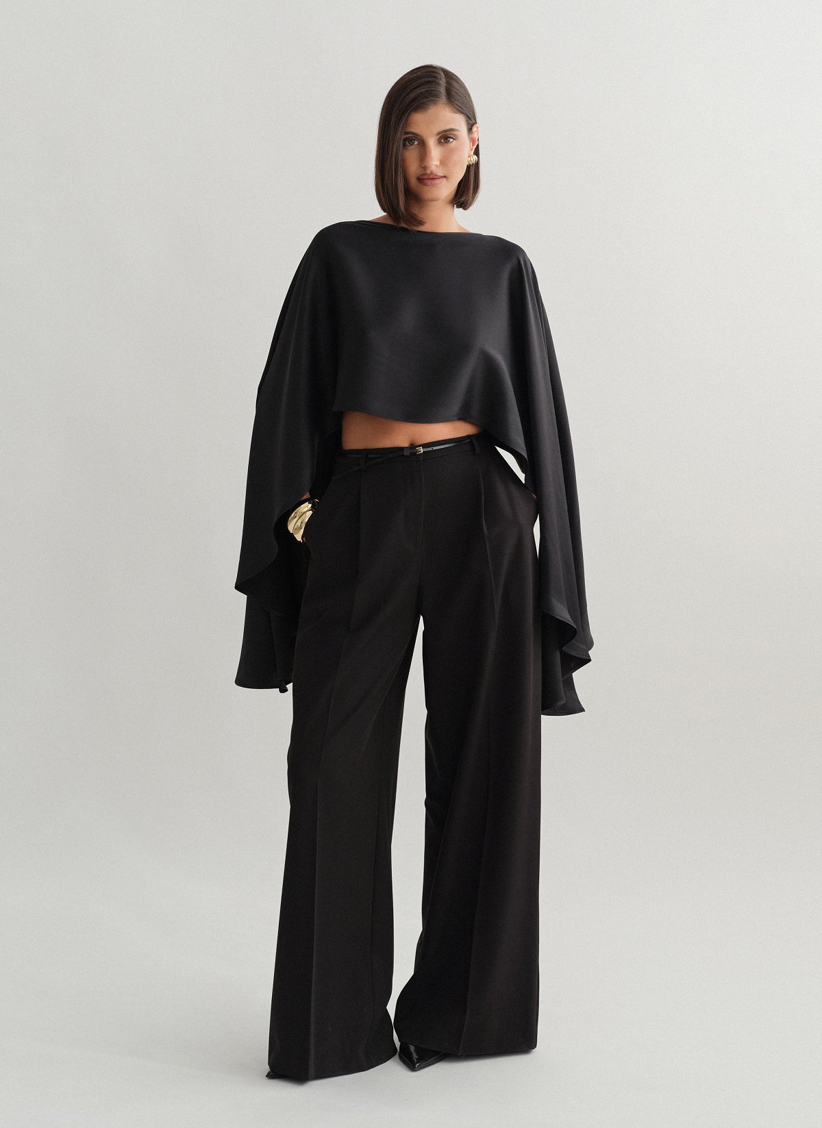 Γυναικεία ασύμμετρη σατέν κάπα