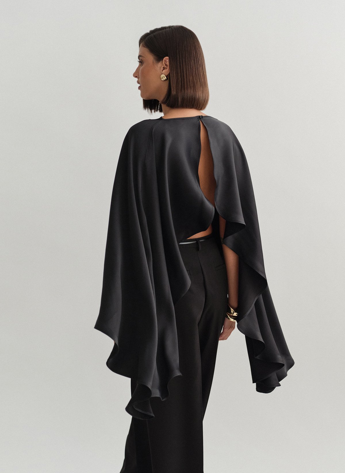 Γυναικεία ασύμμετρη σατέν κάπα