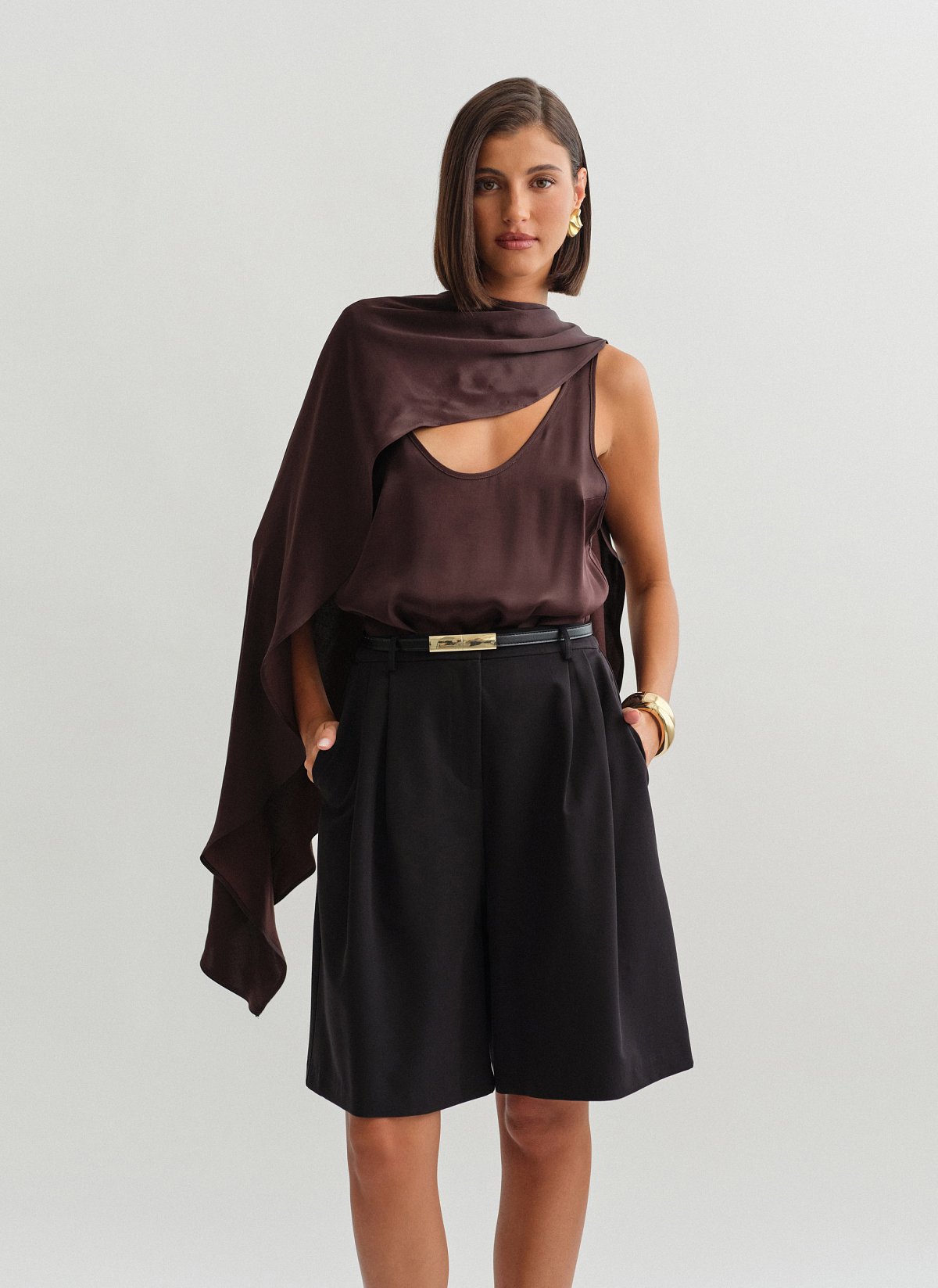 Γυναικεία ασύμμετρη σατέν κάπα