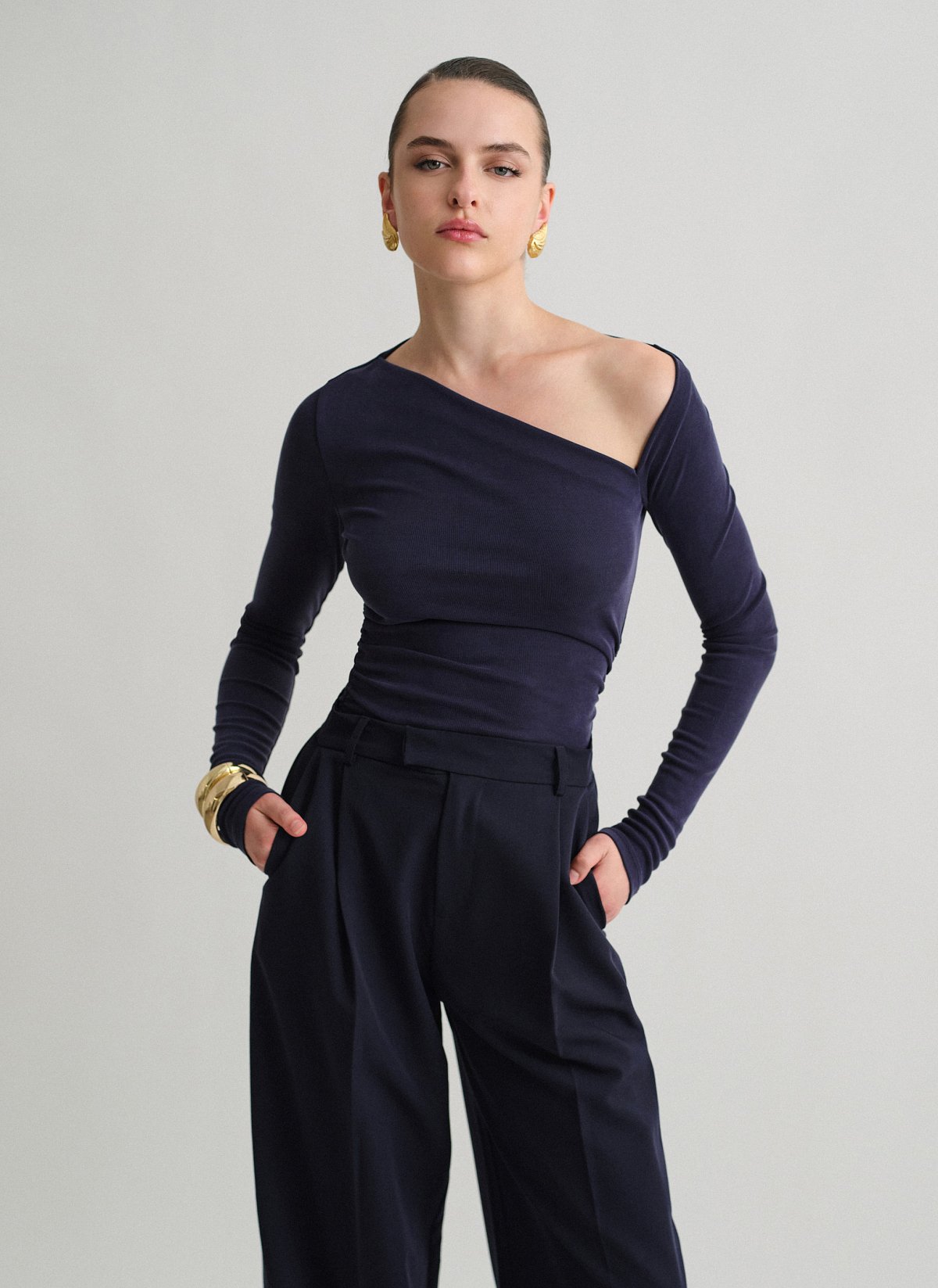 Γυναικεία one-shoulder ριπ μακρυμάνικη μπλούζα με ασύμμετρη λαιμόκοψη