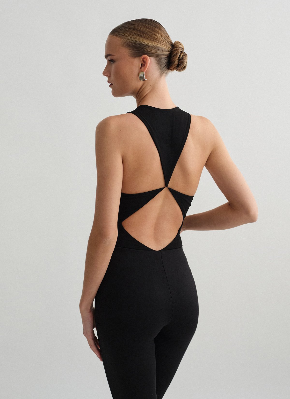 Αμάνικο κορμάκι με cut-out λεπτομέρεια-4