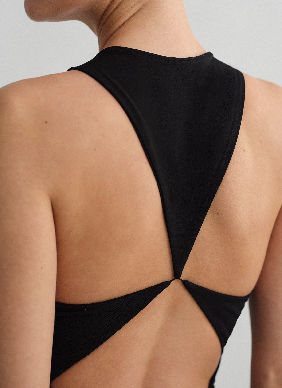 Αμάνικο κορμάκι με cut-out λεπτομέρεια-5