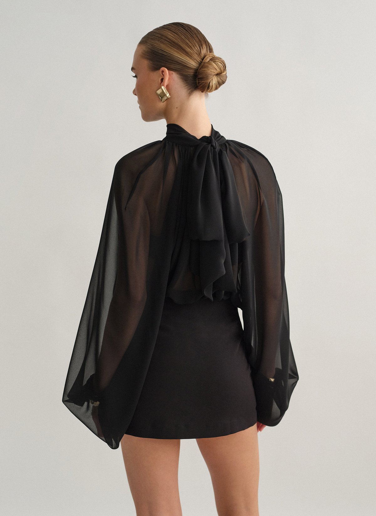 Γυναικείο μακρυμάνικο ημιδιάφανο μίνι φόρεμα με δέσιμο στον λαιμό