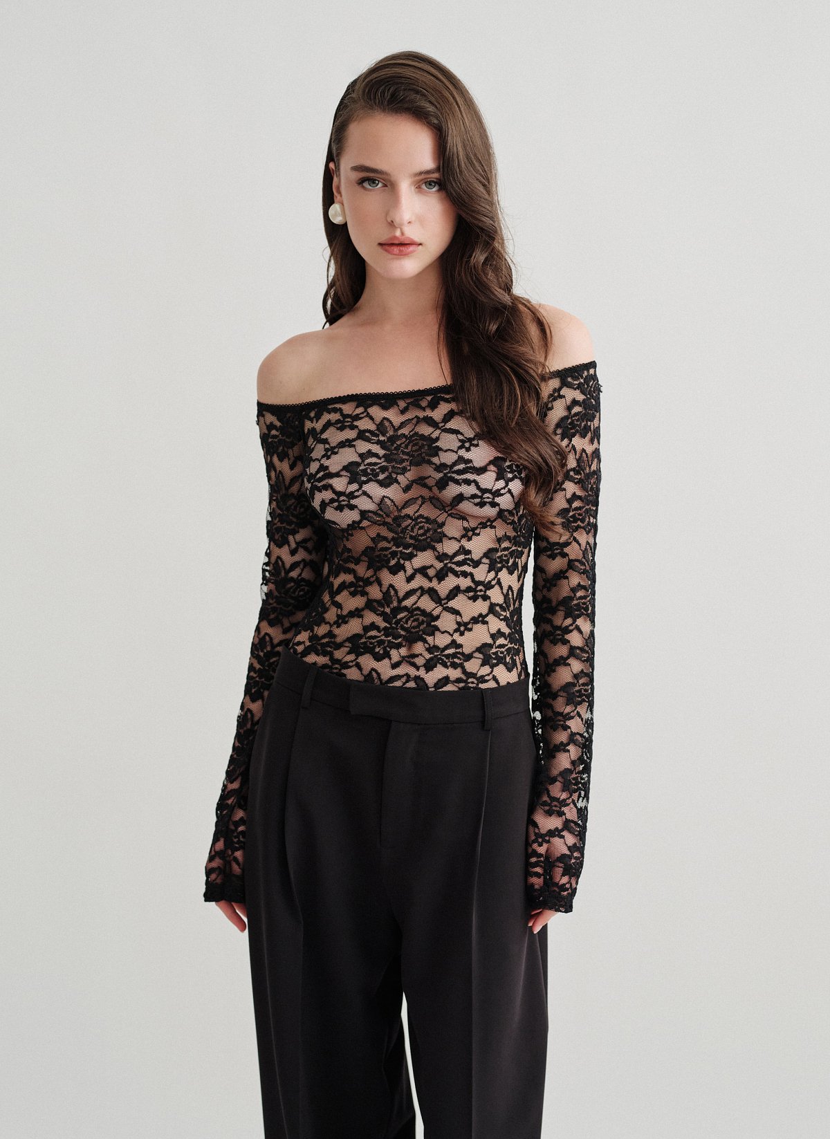 Off-shoulder κορμάκι με δαντέλα-1