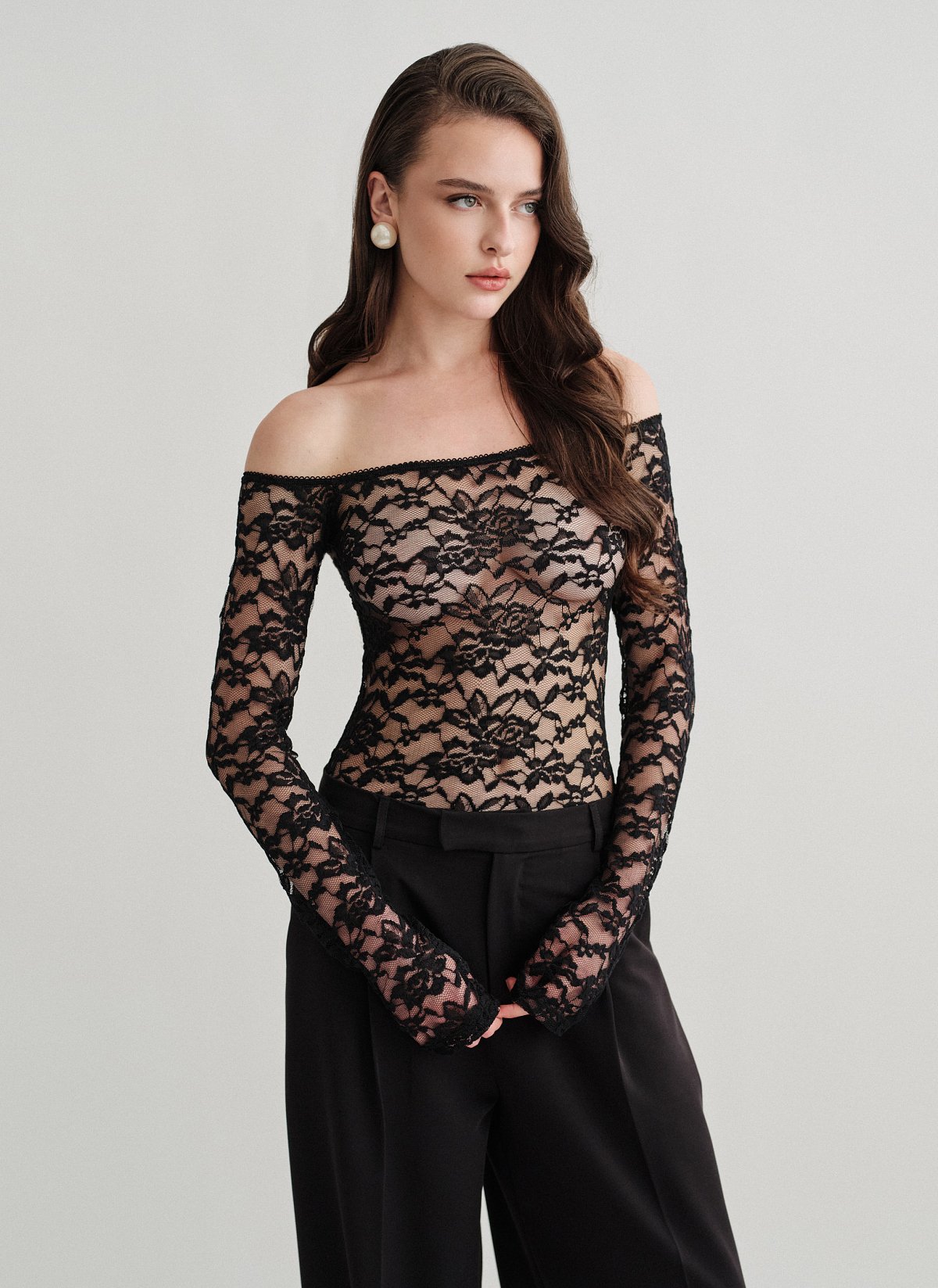 Γυναικείο off-shoulder κορμάκι με δαντέλα