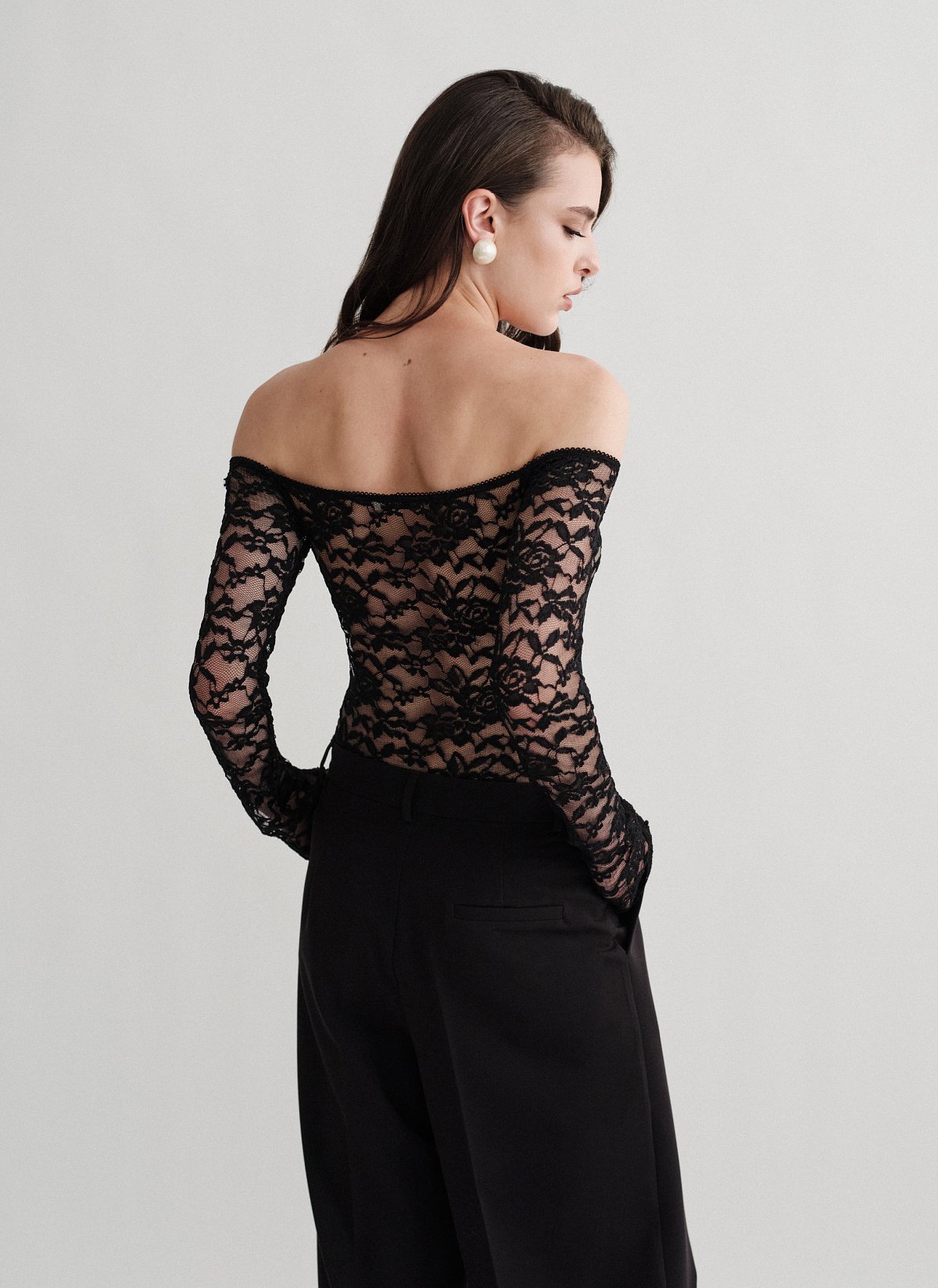 Γυναικείο off-shoulder κορμάκι με δαντέλα