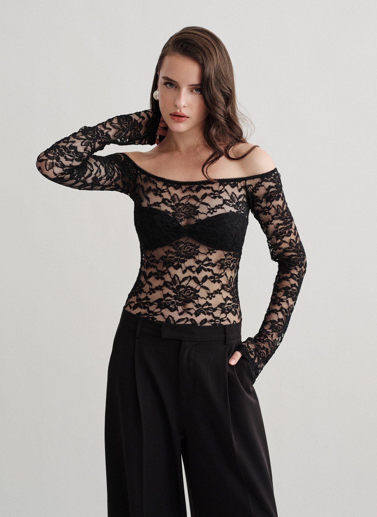 Γυναικείο off-shoulder κορμάκι με δαντέλα