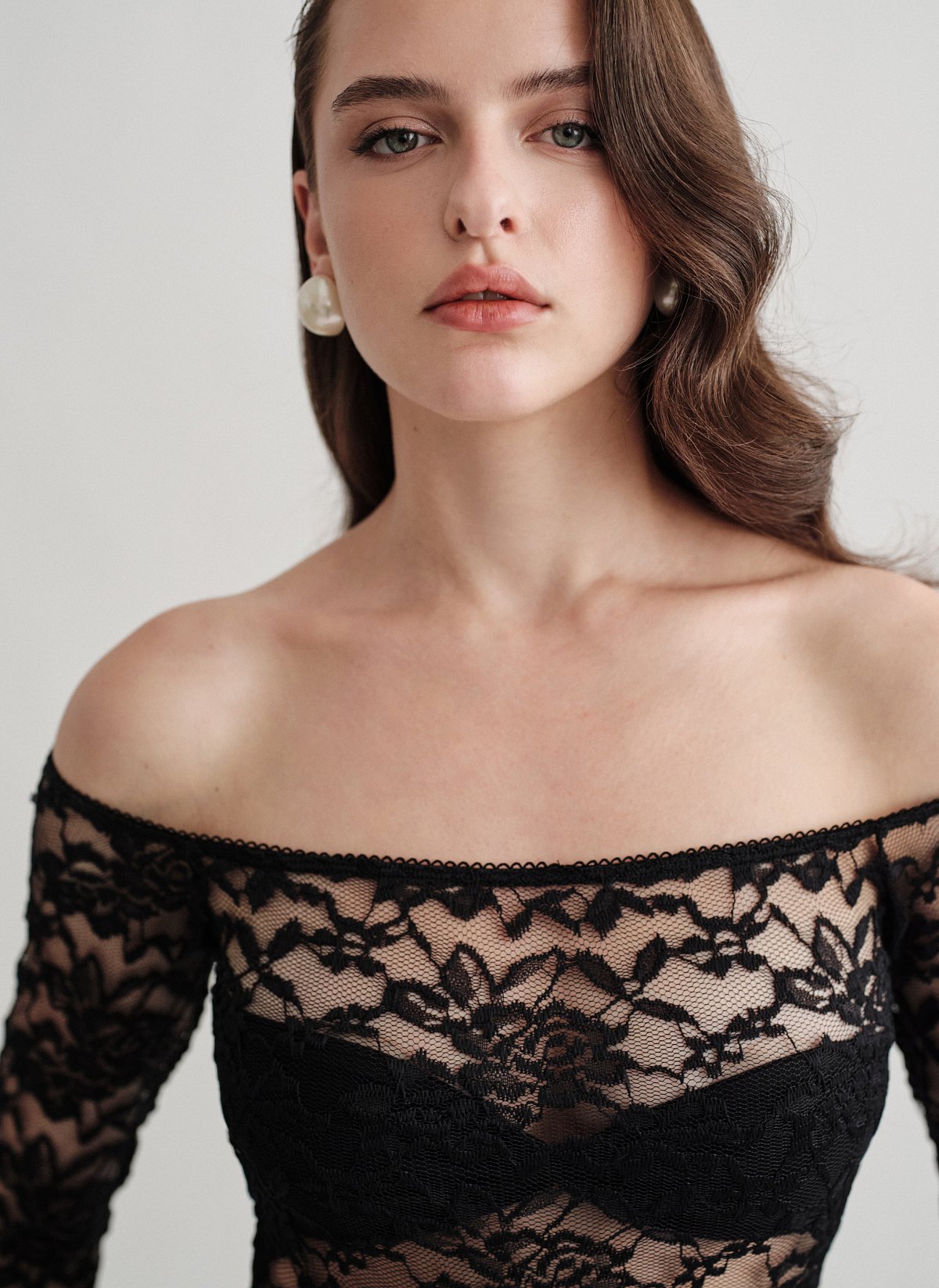 Off-shoulder κορμάκι με δαντέλα-2