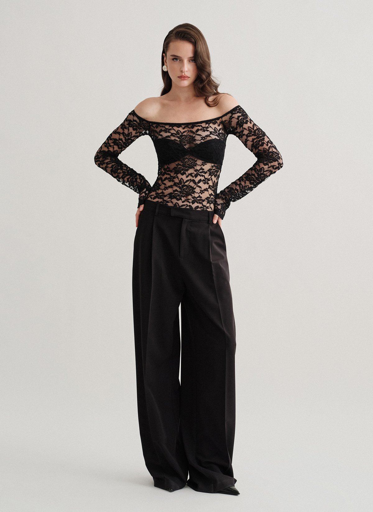 Off-shoulder κορμάκι με δαντέλα-3