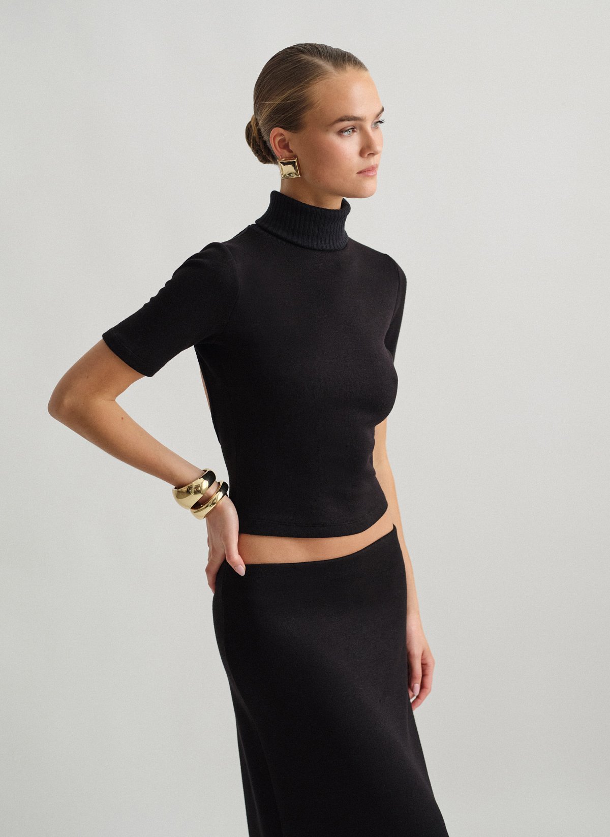 Γυναικεία πλεκτή κοντομάνικη μπλούζα με γυριστό γιακά ζιβάγκο και ανοιχτή πλάτη