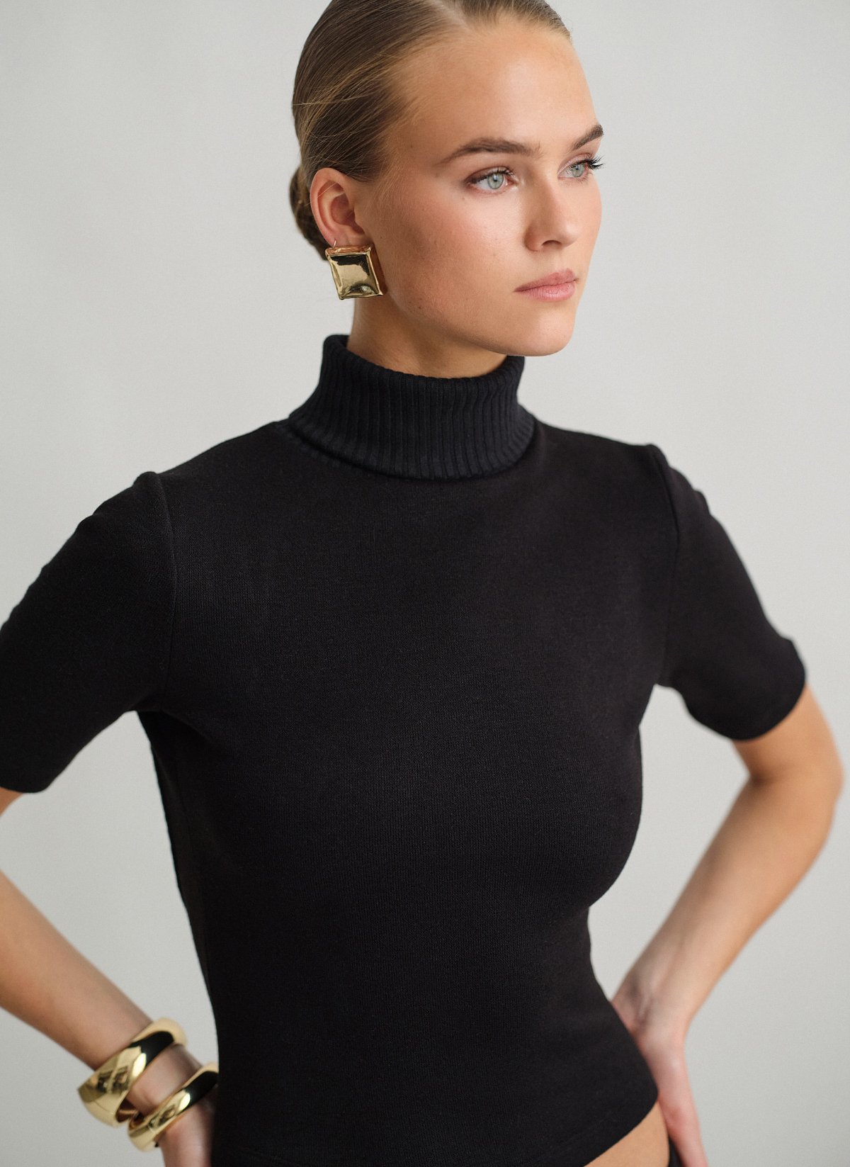 Γυναικεία πλεκτή κοντομάνικη μπλούζα με γυριστό γιακά ζιβάγκο και ανοιχτή πλάτη