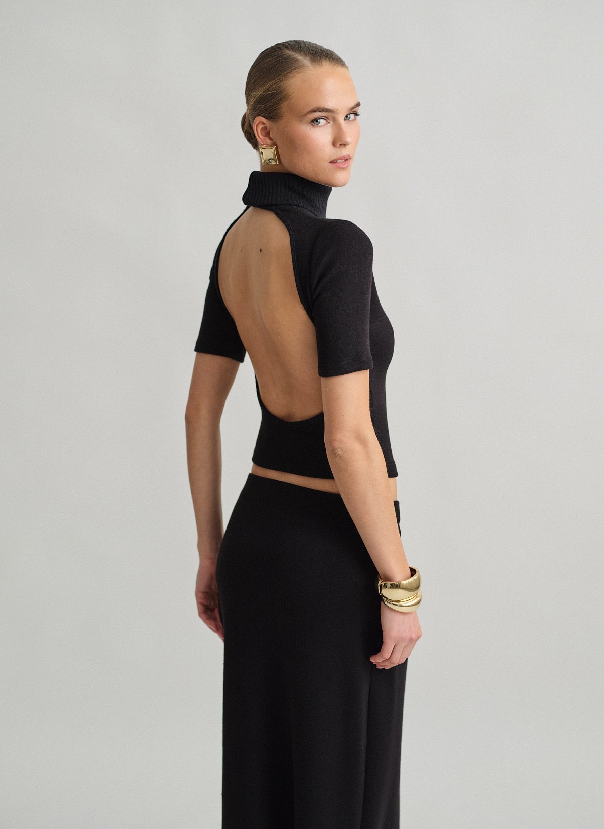 Γυναικεία πλεκτή κοντομάνικη μπλούζα με γυριστό γιακά ζιβάγκο και ανοιχτή πλάτη