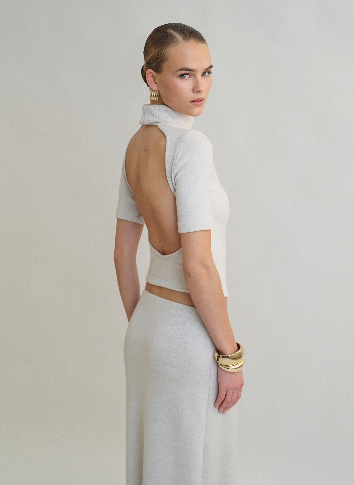 Γυναικεία πλεκτή κοντομάνικη μπλούζα με γυριστό γιακά ζιβάγκο και ανοιχτή πλάτη