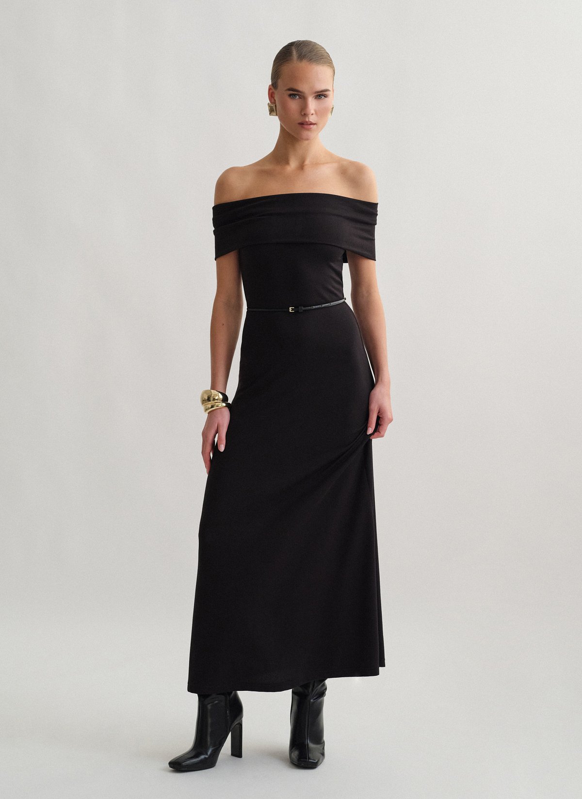 Γυναικείο μακρύ off-shoulder στράπλες φόρεμα σε ελαφριά πλέξη