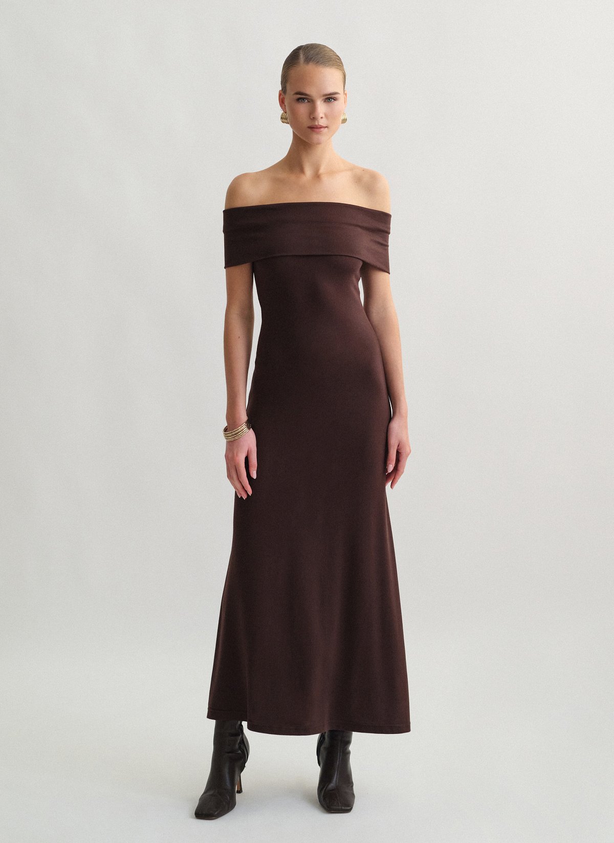 Γυναικείο μακρύ off-shoulder στράπλες φόρεμα σε ελαφριά πλέξη