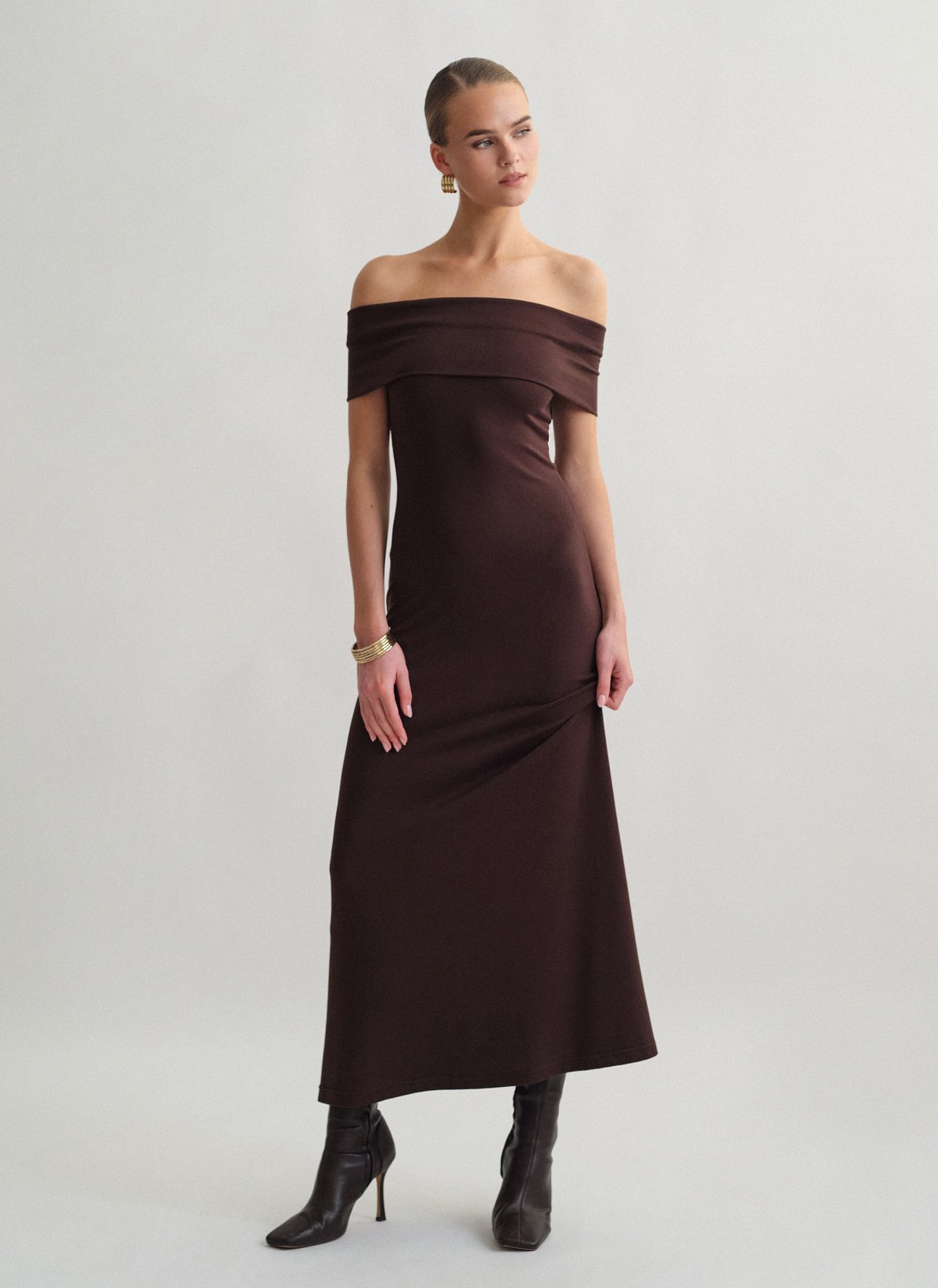 Γυναικείο μακρύ off-shoulder στράπλες φόρεμα σε ελαφριά πλέξη