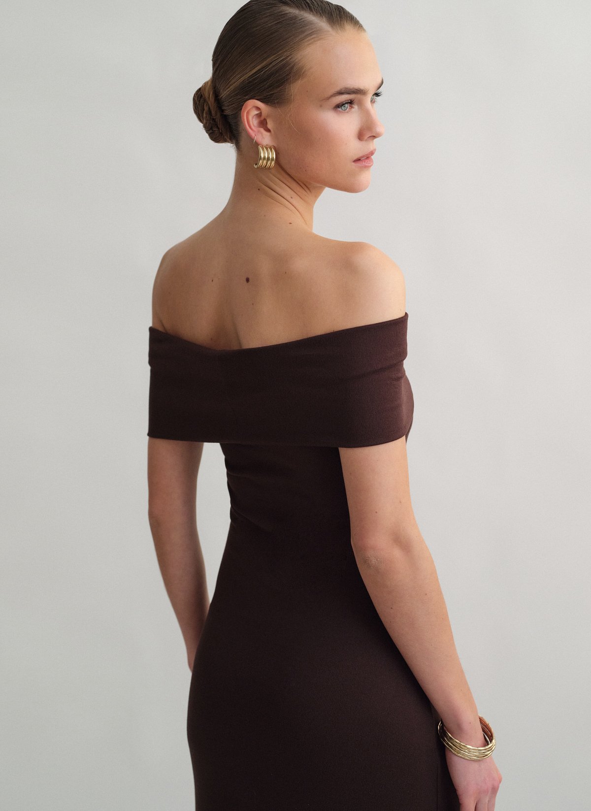 Γυναικείο μακρύ off-shoulder στράπλες φόρεμα σε ελαφριά πλέξη