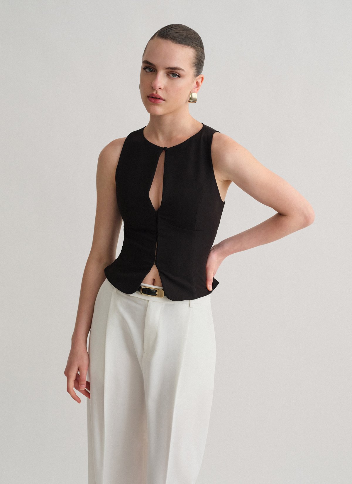 Γυναικείο υφασμάτινο γιλέκο με άνοιγμα στο ντεκολτέ και κουμπί