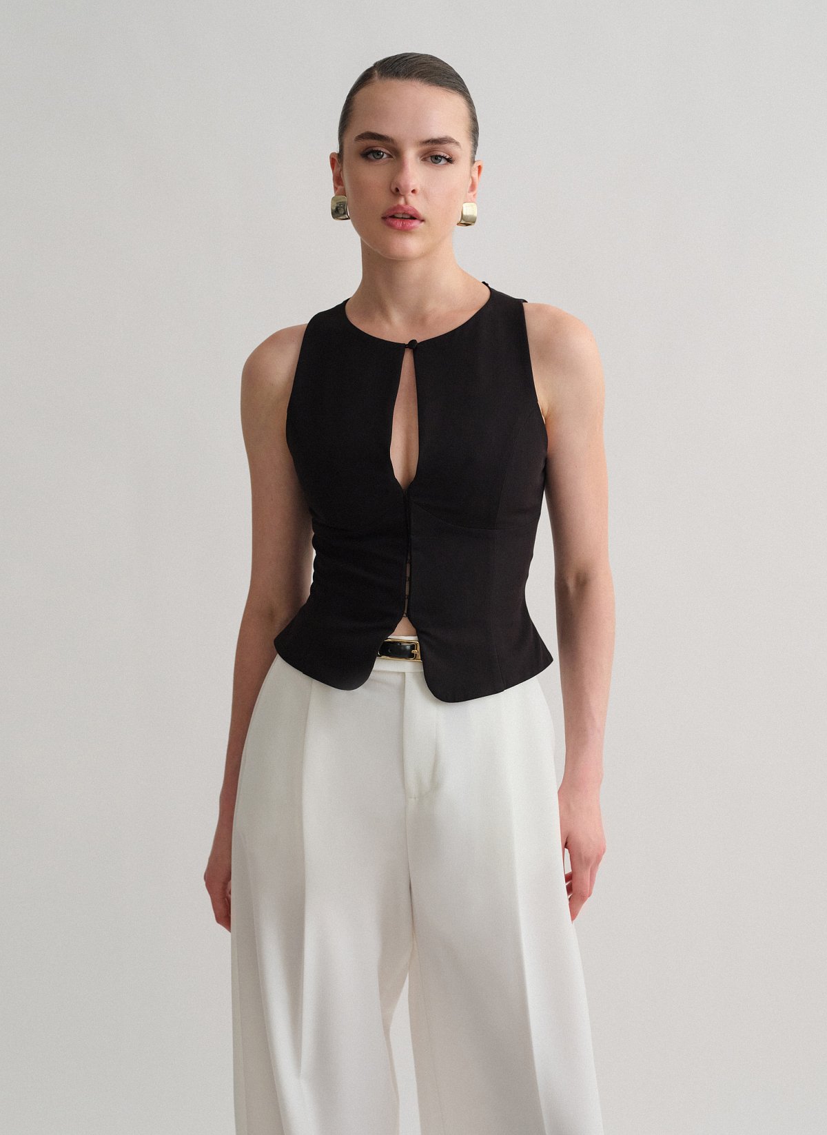 Γυναικείο υφασμάτινο γιλέκο με άνοιγμα στο ντεκολτέ και κουμπί