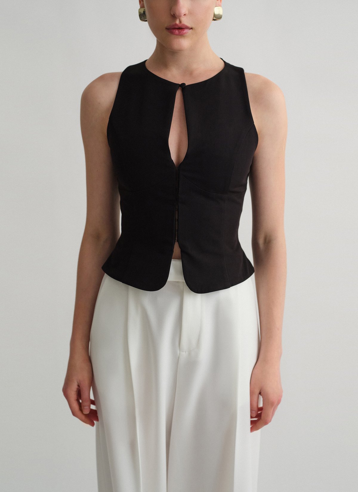 Γυναικείο υφασμάτινο γιλέκο με άνοιγμα στο ντεκολτέ και κουμπί