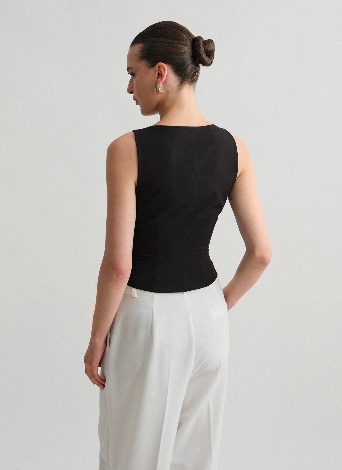 Γυναικείο υφασμάτινο γιλέκο με άνοιγμα στο ντεκολτέ και κουμπί