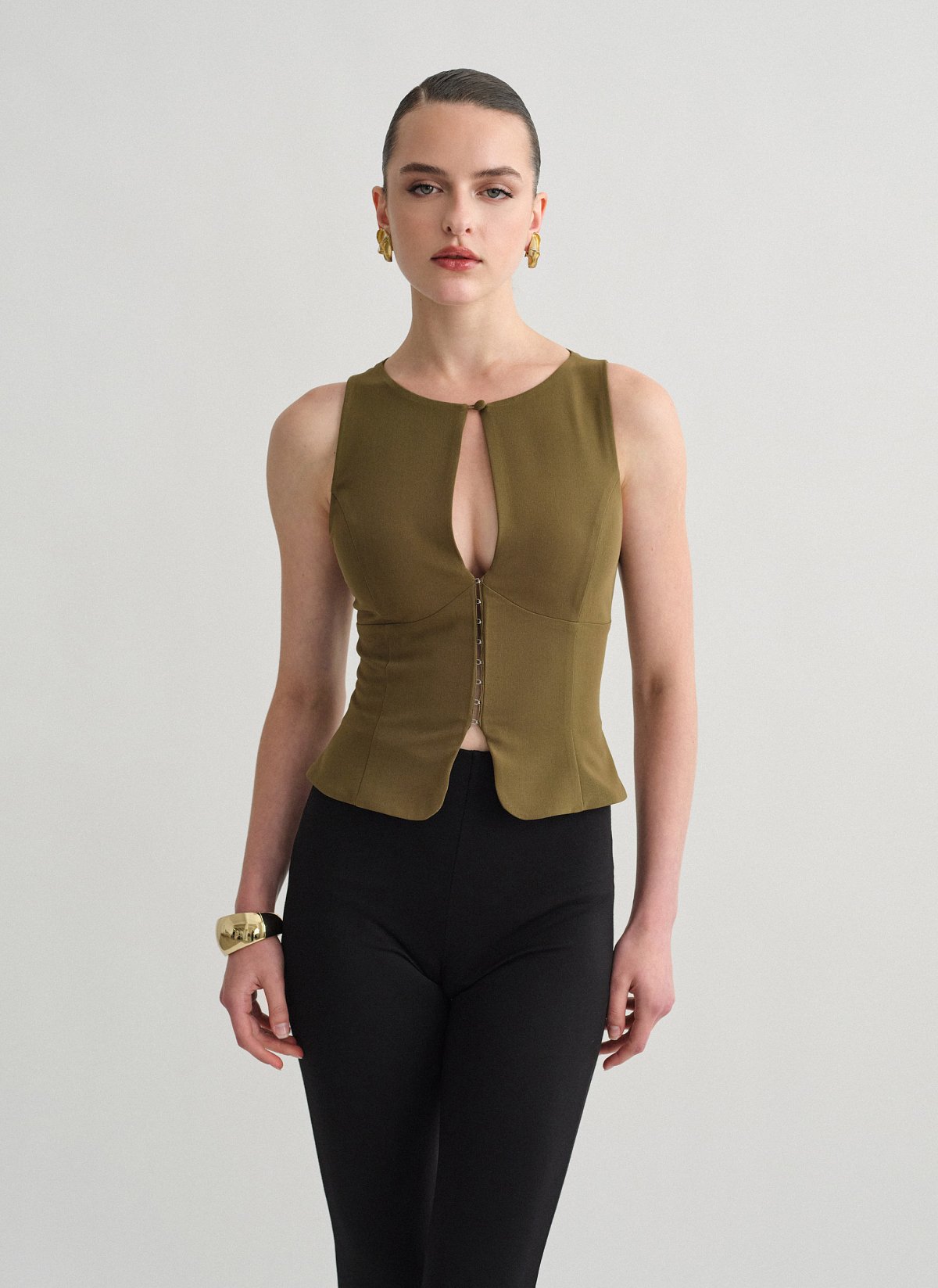 Γυναικείο υφασμάτινο γιλέκο με άνοιγμα στο ντεκολτέ και κουμπί