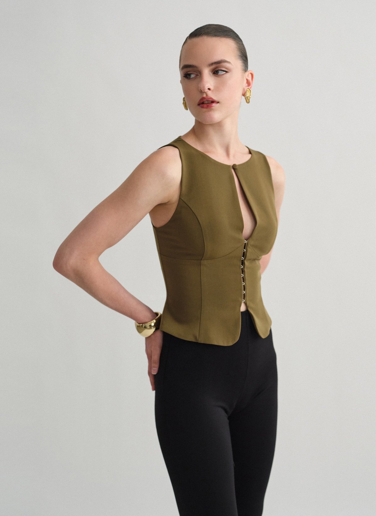 Γυναικείο υφασμάτινο γιλέκο με άνοιγμα στο ντεκολτέ και κουμπί