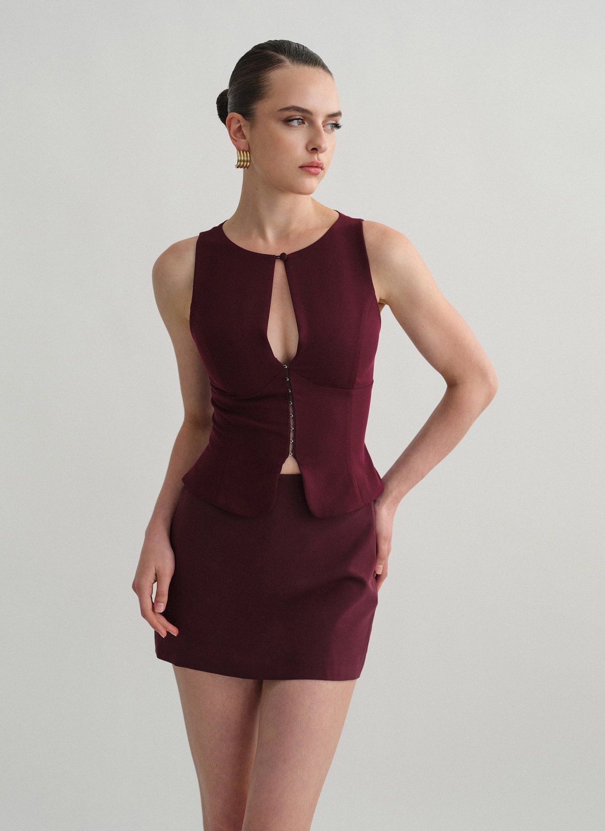 Γυναικείο υφασμάτινο γιλέκο με άνοιγμα στο ντεκολτέ και κουμπί