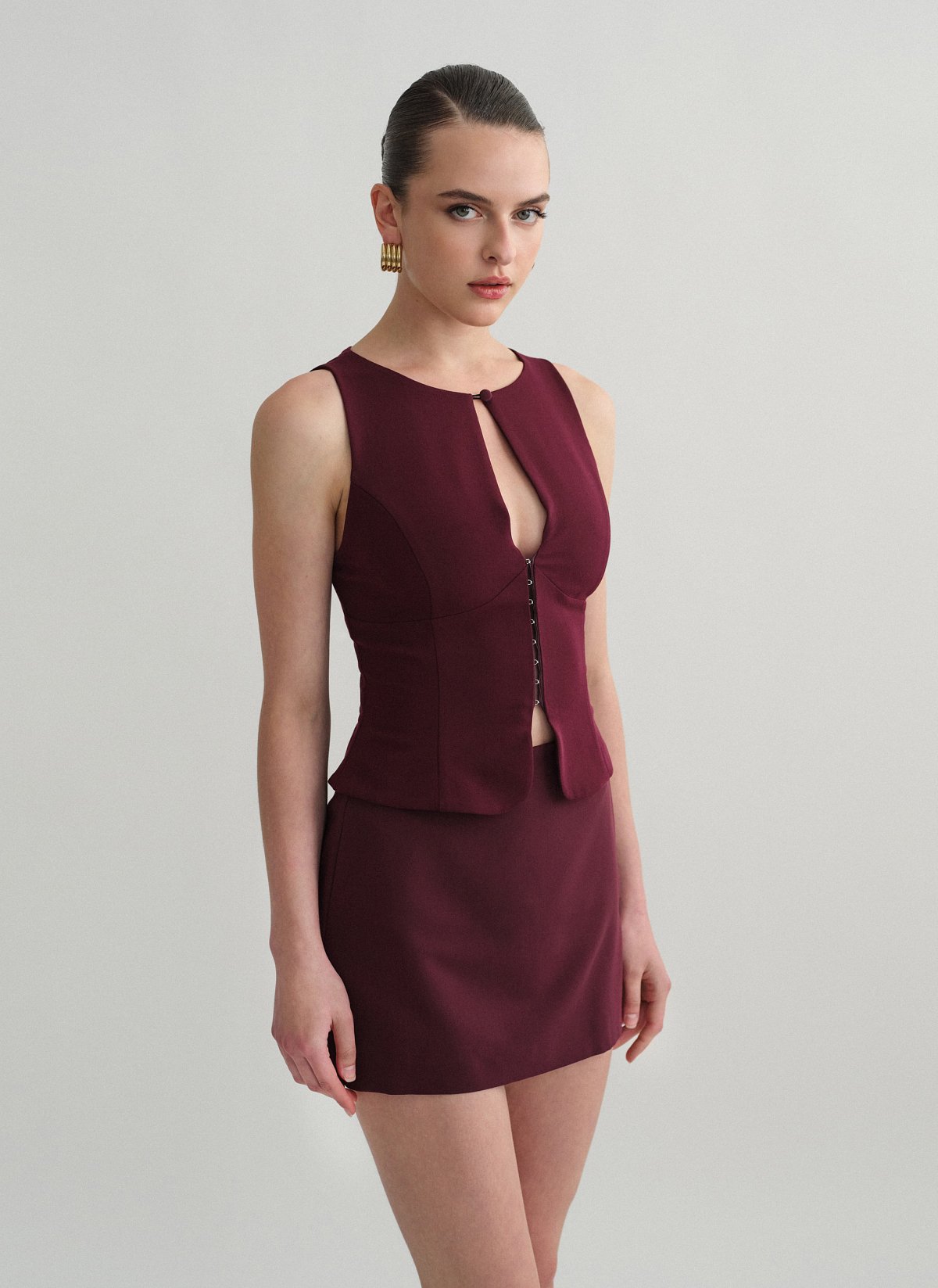 Γυναικείο υφασμάτινο γιλέκο με άνοιγμα στο ντεκολτέ και κουμπί