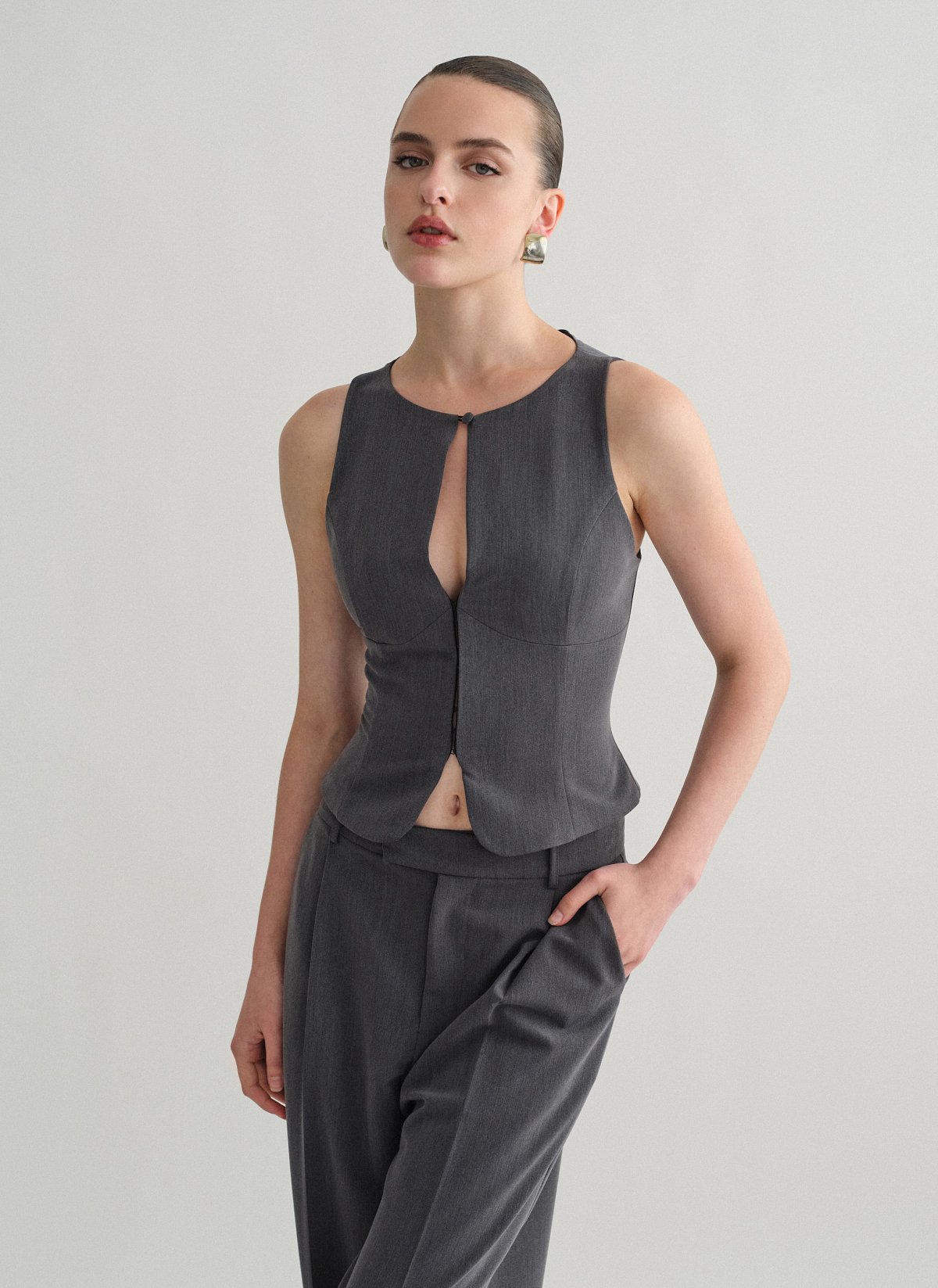 Γυναικείο υφασμάτινο γιλέκο με άνοιγμα στο ντεκολτέ και κουμπί