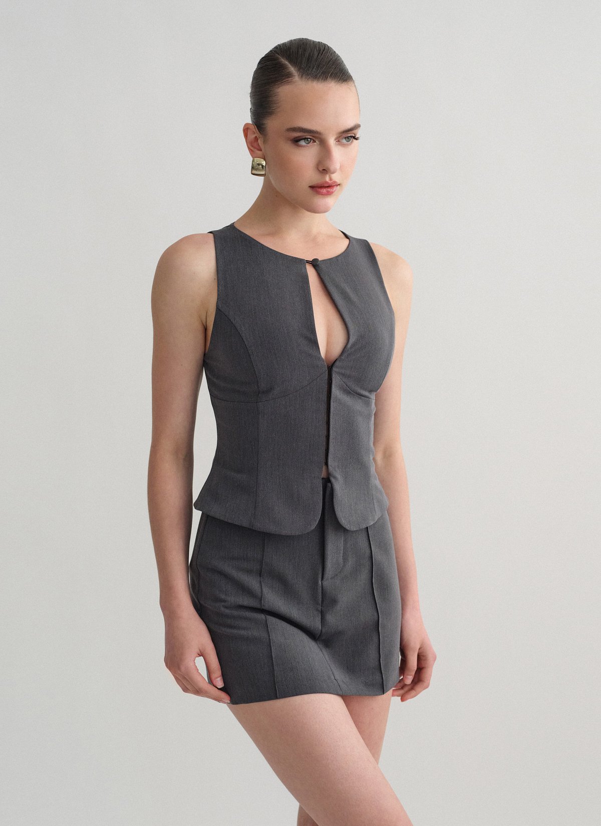 Γυναικείο υφασμάτινο γιλέκο με άνοιγμα στο ντεκολτέ και κουμπί