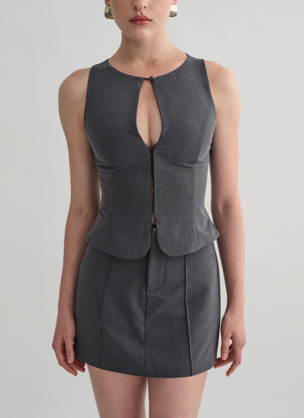 Γυναικείο υφασμάτινο γιλέκο με άνοιγμα στο ντεκολτέ και κουμπί