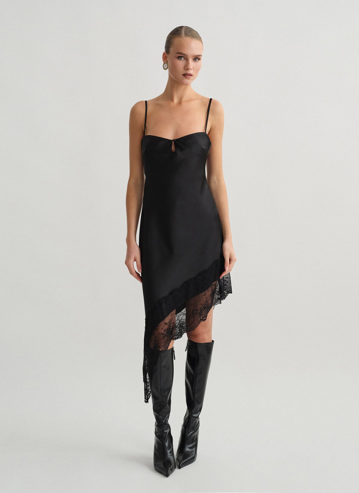 Ασύμμετρο σατέν φόρεμα με λεπτομέρεια δαντέλα-0