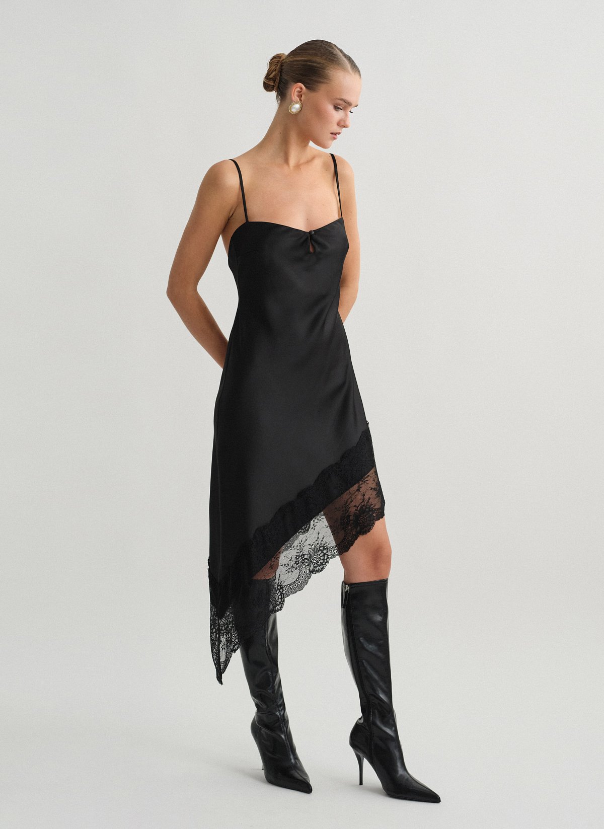 Ασύμμετρο σατέν φόρεμα με λεπτομέρεια δαντέλα-1