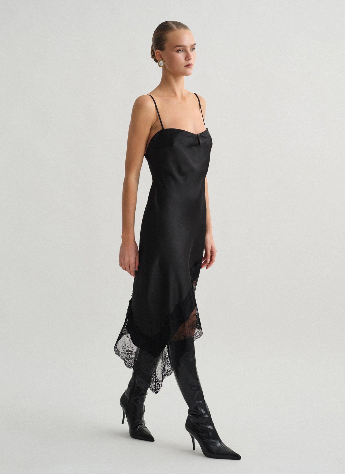 Ασύμμετρο σατέν φόρεμα με λεπτομέρεια δαντέλα-2