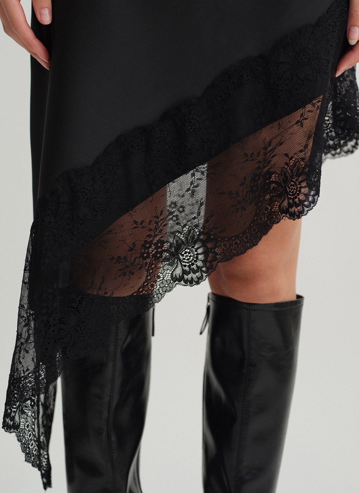 Ασύμμετρο σατέν φόρεμα με λεπτομέρεια δαντέλα-5