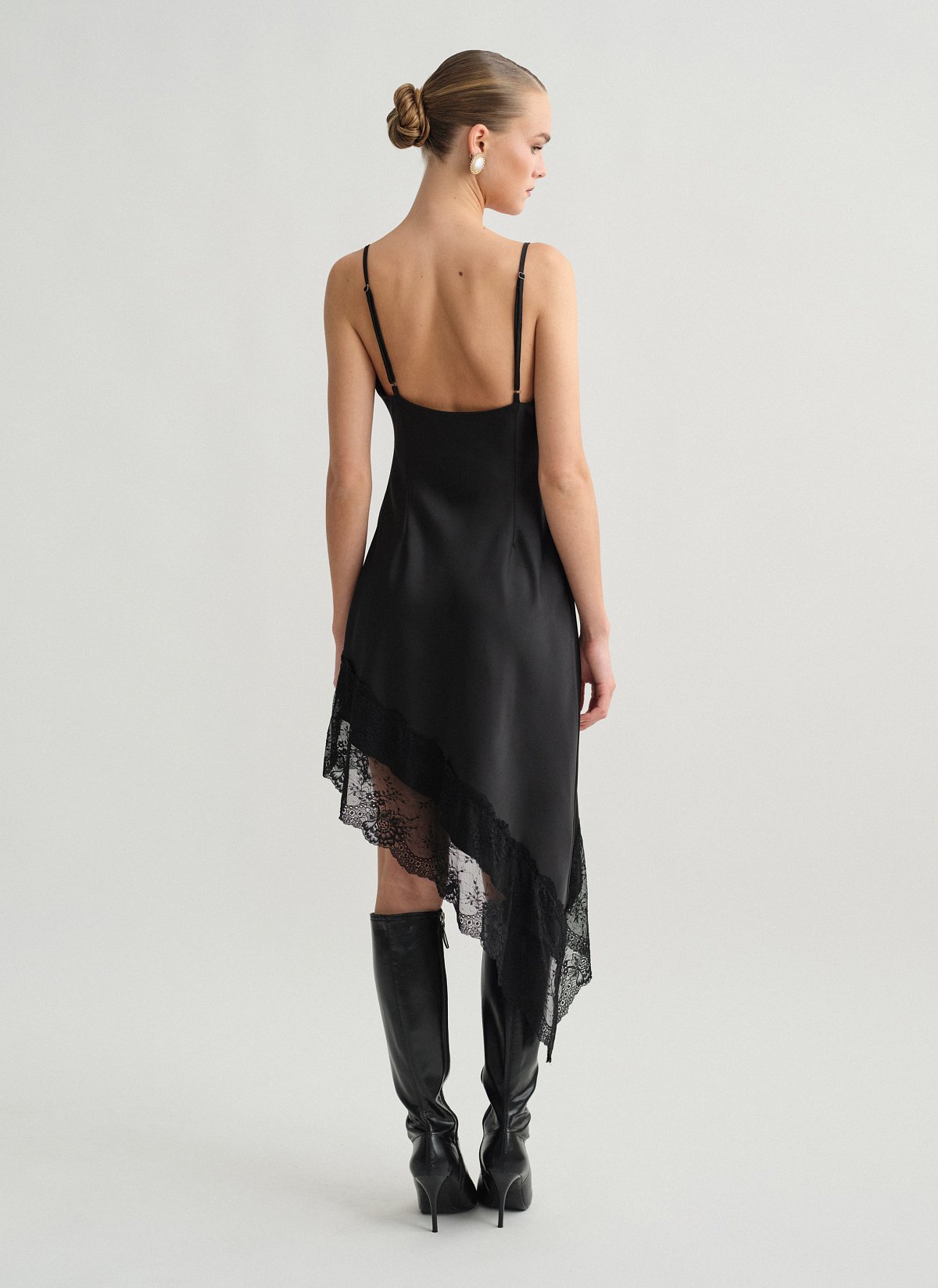 Ασύμμετρο σατέν φόρεμα με λεπτομέρεια δαντέλα-6