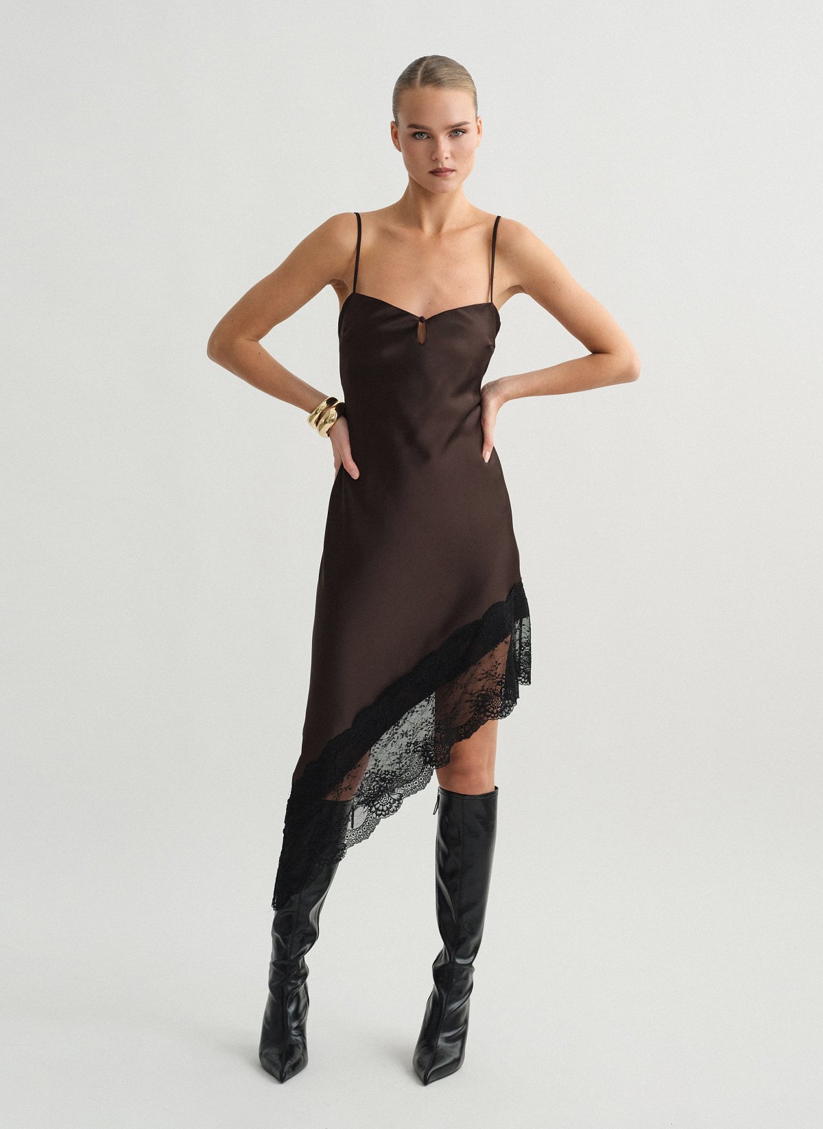 Ασύμμετρο σατέν φόρεμα με λεπτομέρεια δαντέλα-9