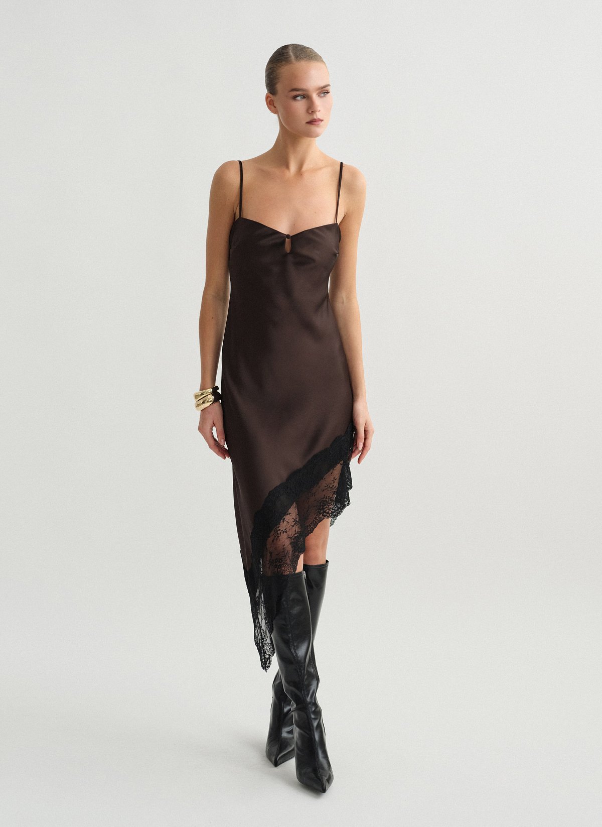 Ασύμμετρο σατέν φόρεμα με λεπτομέρεια δαντέλα-10