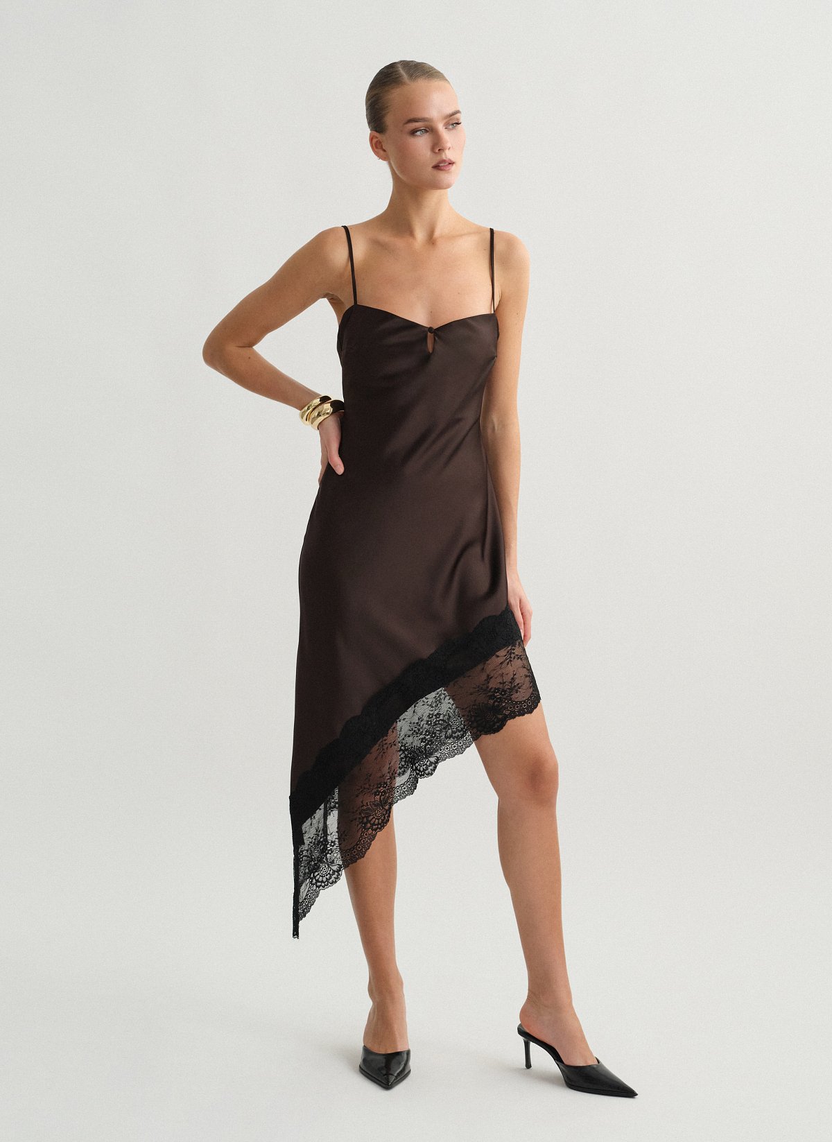 Ασύμμετρο σατέν φόρεμα με λεπτομέρεια δαντέλα-11