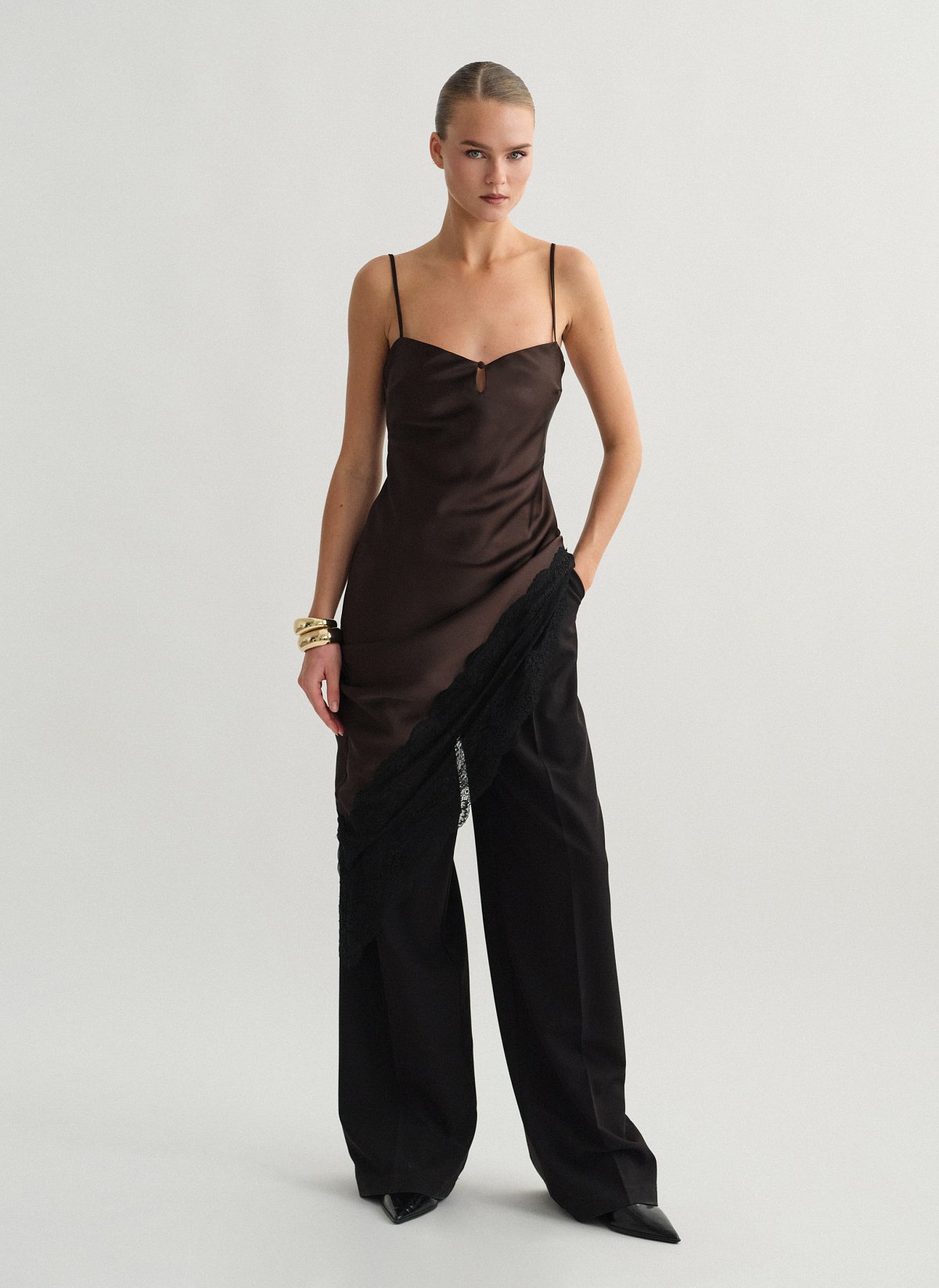 Ασύμμετρο σατέν φόρεμα με λεπτομέρεια δαντέλα-12