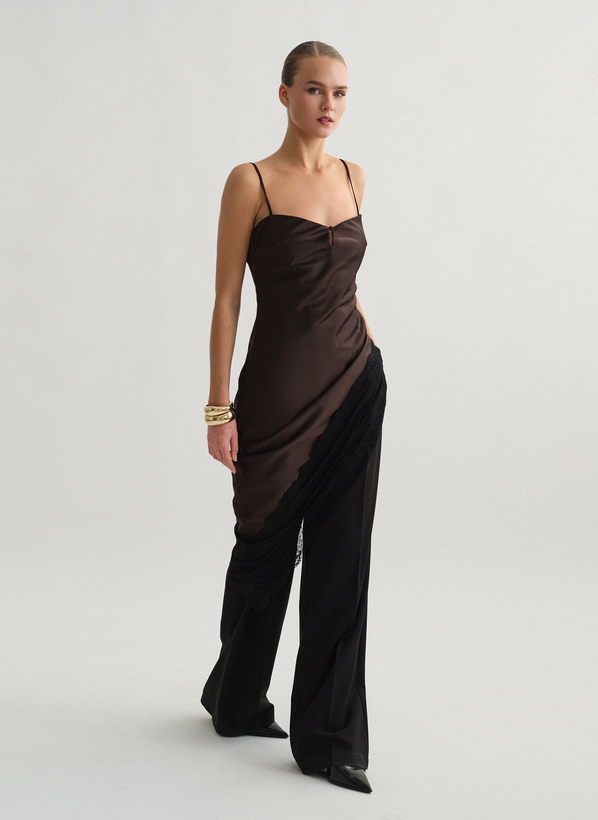 Ασύμμετρο σατέν φόρεμα με λεπτομέρεια δαντέλα-13