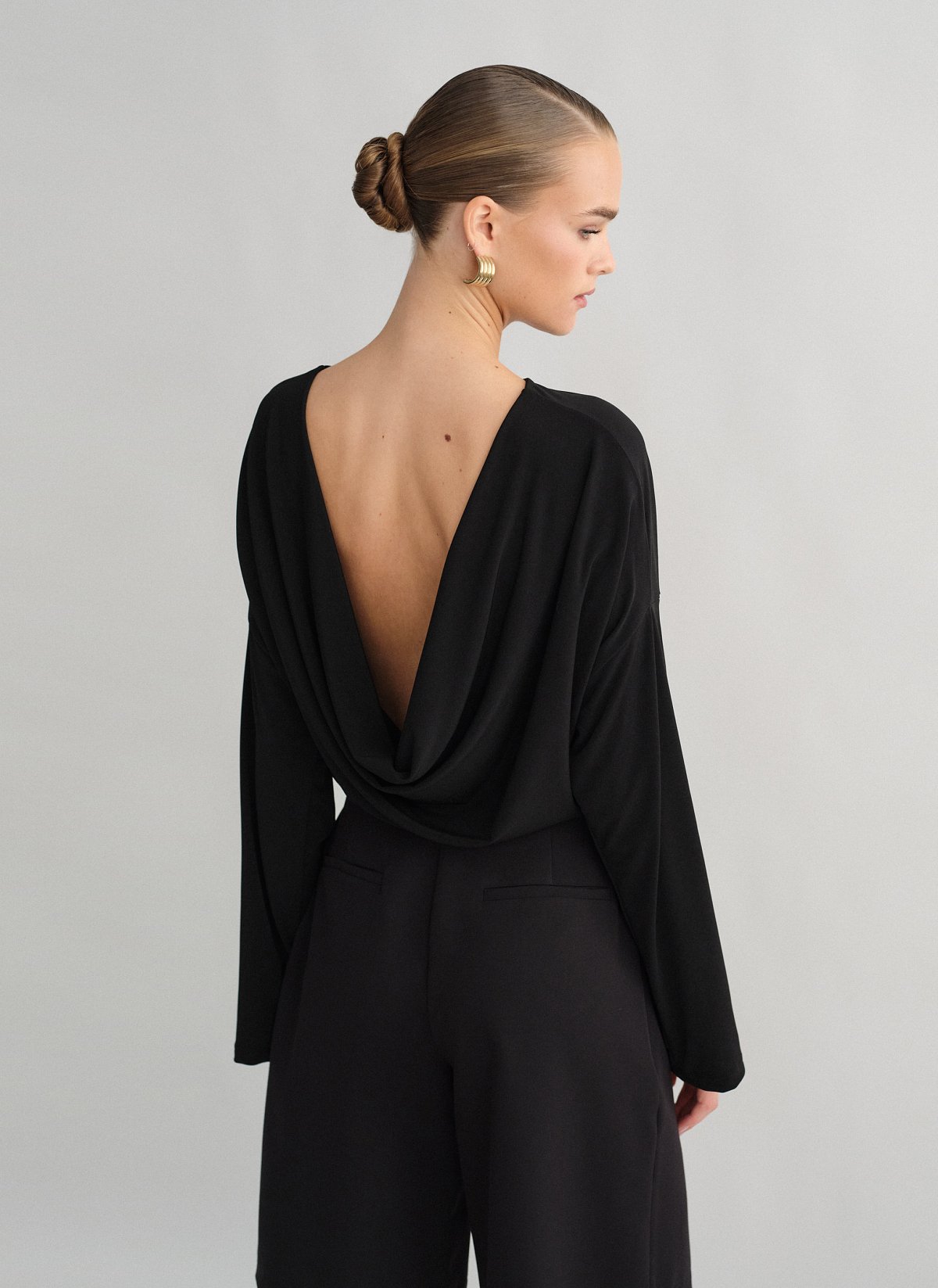 Γυναικείο κορμάκι με ντραπέ πλάτη