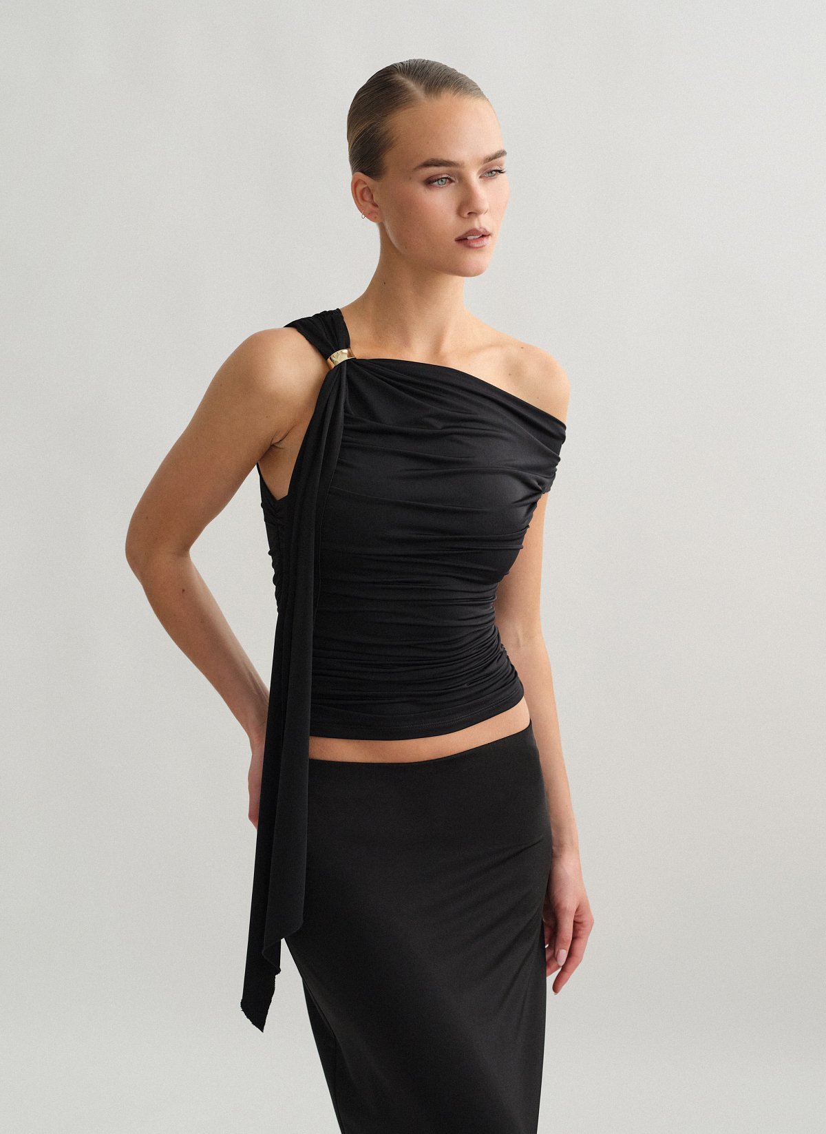 Γυναικείο one-shoulder τοπ με μεταλλική λεπτομέρεια και σούρες