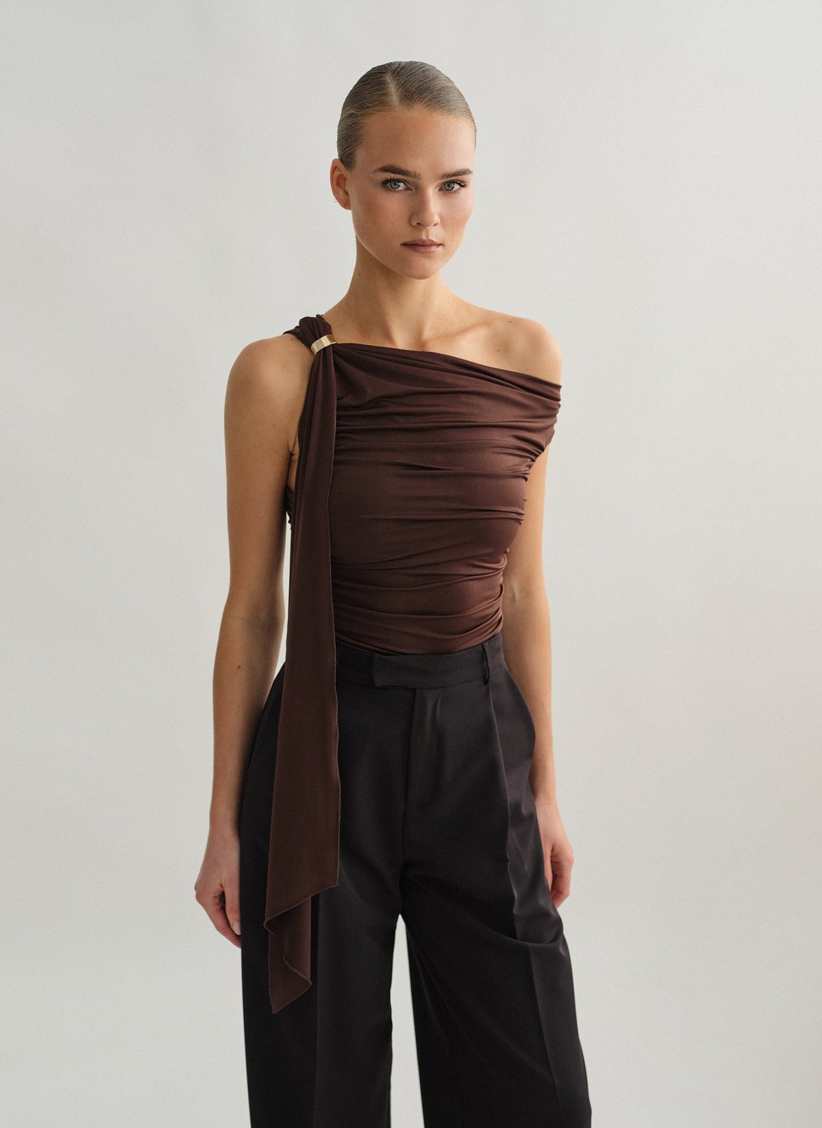 Γυναικείο one-shoulder τοπ με μεταλλική λεπτομέρεια και σούρες