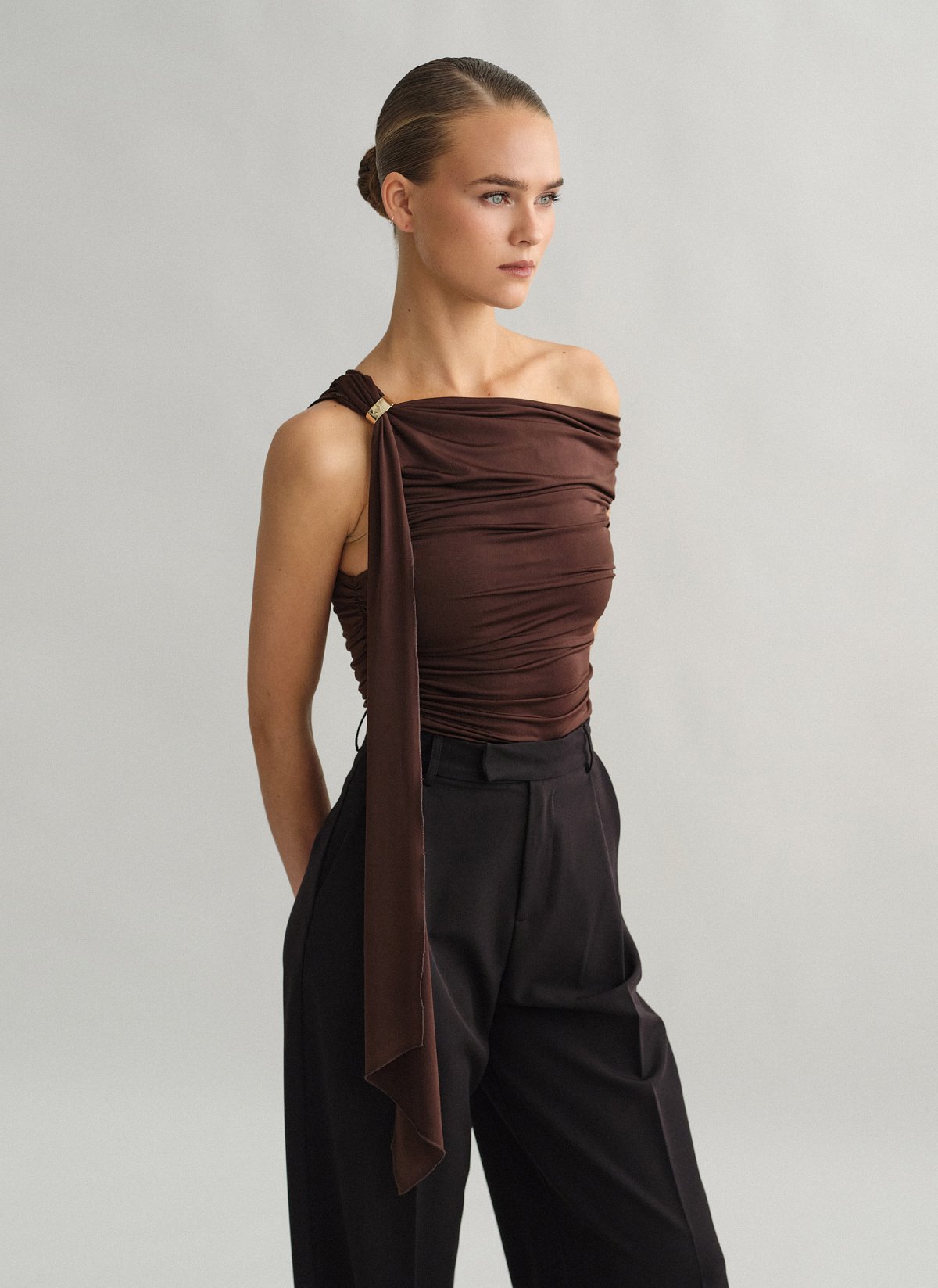 Γυναικείο one-shoulder τοπ με μεταλλική λεπτομέρεια και σούρες