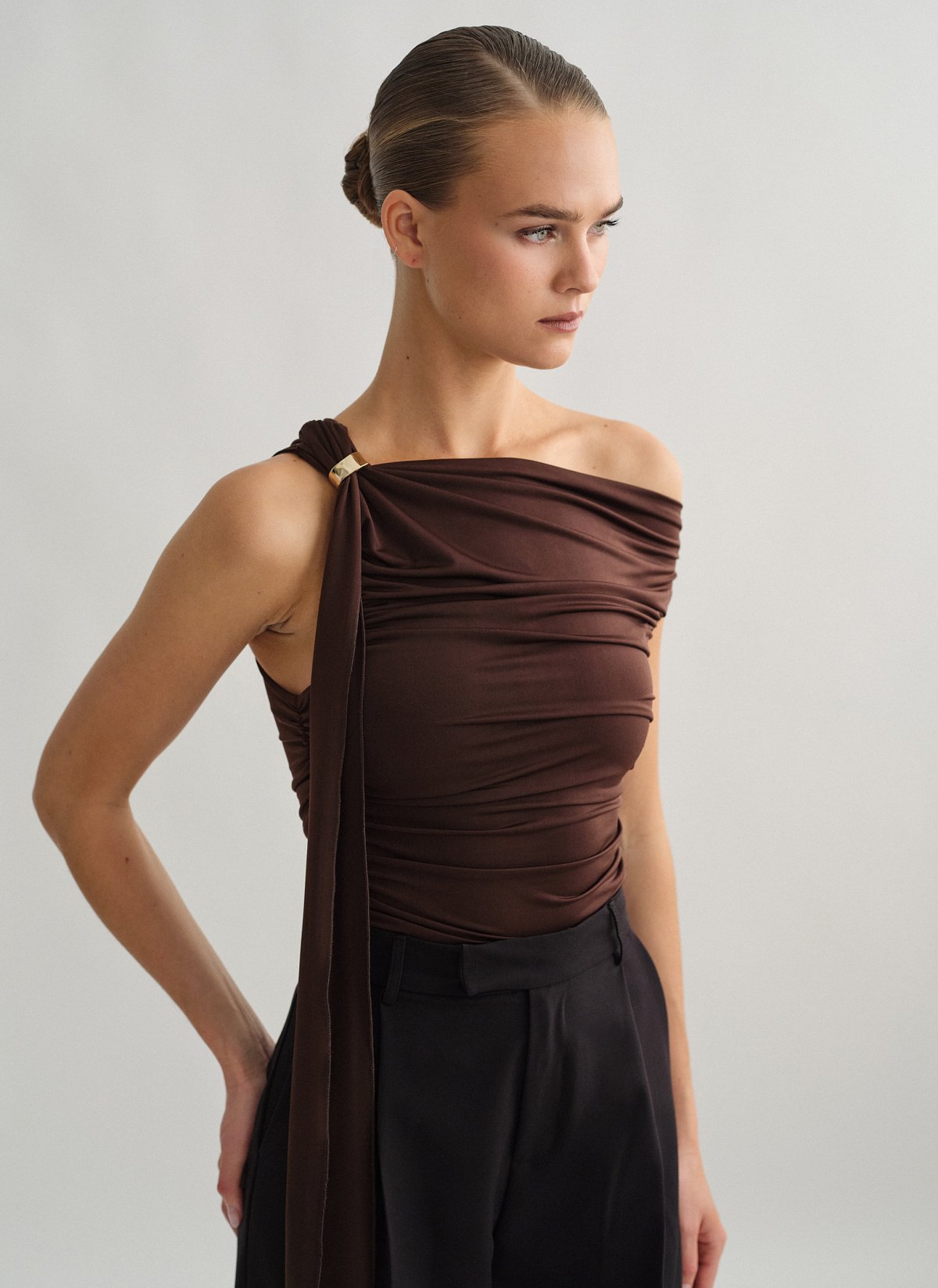 Γυναικείο one-shoulder τοπ με μεταλλική λεπτομέρεια και σούρες