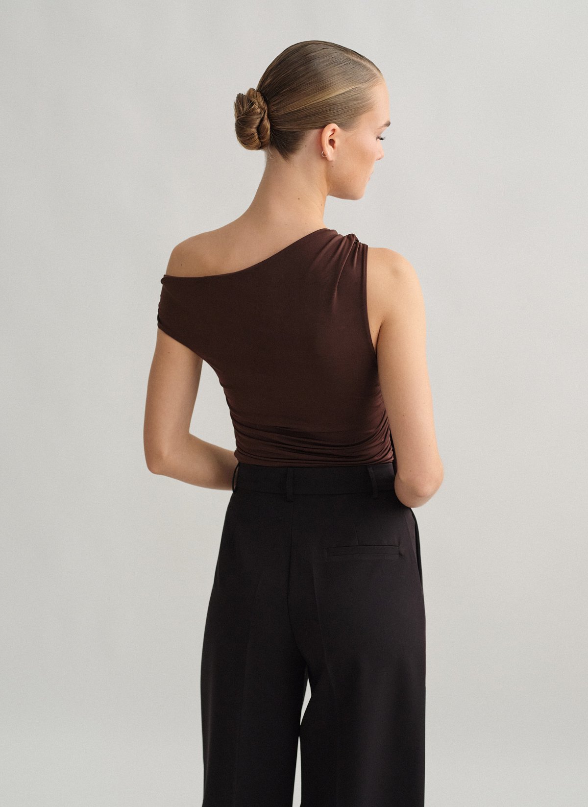 Γυναικείο one-shoulder τοπ με μεταλλική λεπτομέρεια και σούρες